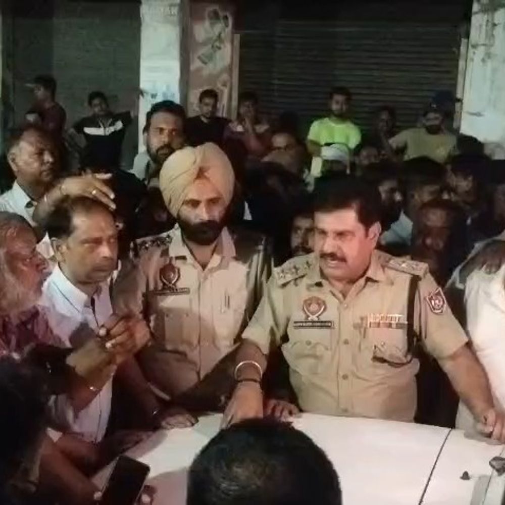 बठिंडा में रात में गैस कालाबाजारी करते पकड़ा, हंगामा:महंगे दामों में ब‍ेच रहे थे, ग्रामीणों ने घेरा, 48 सिलेंडर बरामद, एजेंसी मालिक पर केस