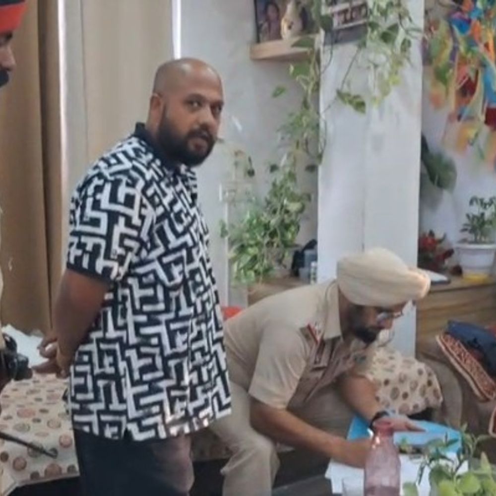 सुजानपुर में छबील लगाते परिवार के घर चोरी:दिनदहाड़े मोबाइल-नकदी लेकर फरार हुआ चोर; वारदात CCTV में कैद