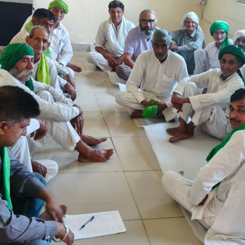 हांसी में ड्रेन सफाई-मुआवजे की मांग पर अड़े किसान:बोले- फसल बिकने के बाद भी नहीं हो रहा भुगतान; आंदोलन की चेतावनी