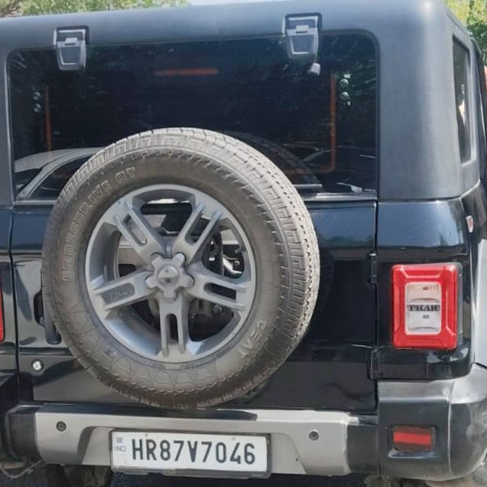 चालान से बचने को युवती के स्टंट से मचा हड़कंप:फरीदाबाद में चौक पर रिवर्स में दौड़ाई थार, कई बाल-बाल बचे, पुलिस घेरकर पकड़ा