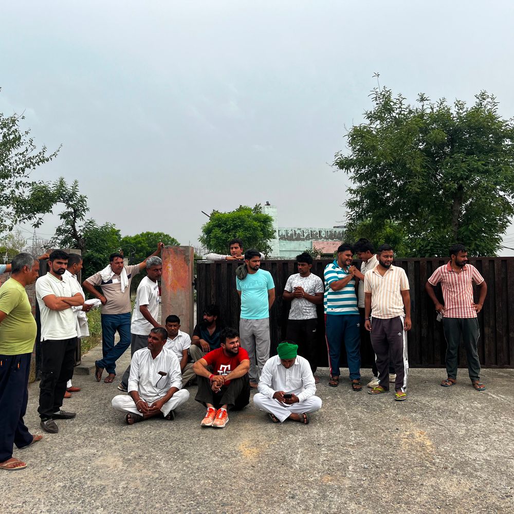 हांसी में ग्रामीणों ने बिजली घर पर जड़ा ताला:धरना दिया, विद्युत कटौती से नाराजगी, बोले- अपने खर्च पर करवानी पड़ती है मरम्मत