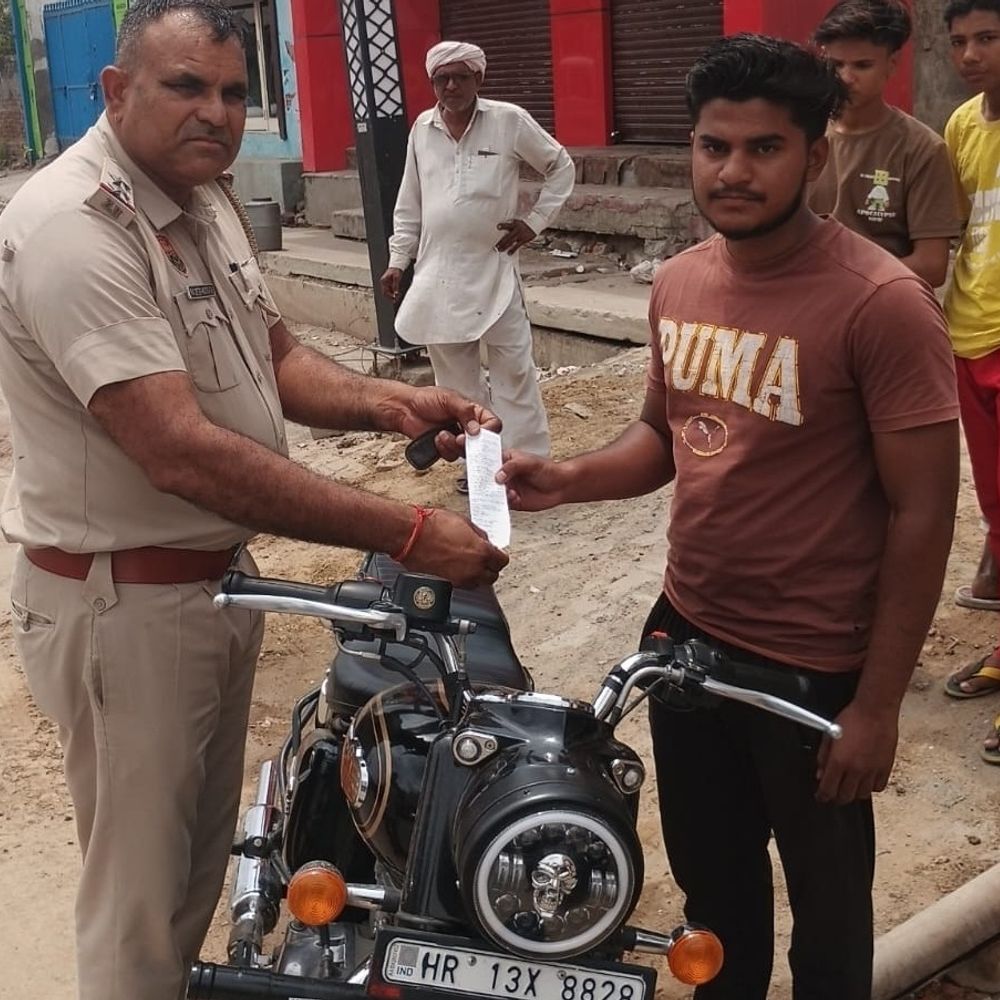 सोनीपत में बुलेट बाइक जब्त, 22 हजार का चालान:3 युवक बिना हेलमेट और दस्तावेज मिले; पटाखे बजा रहे थे
