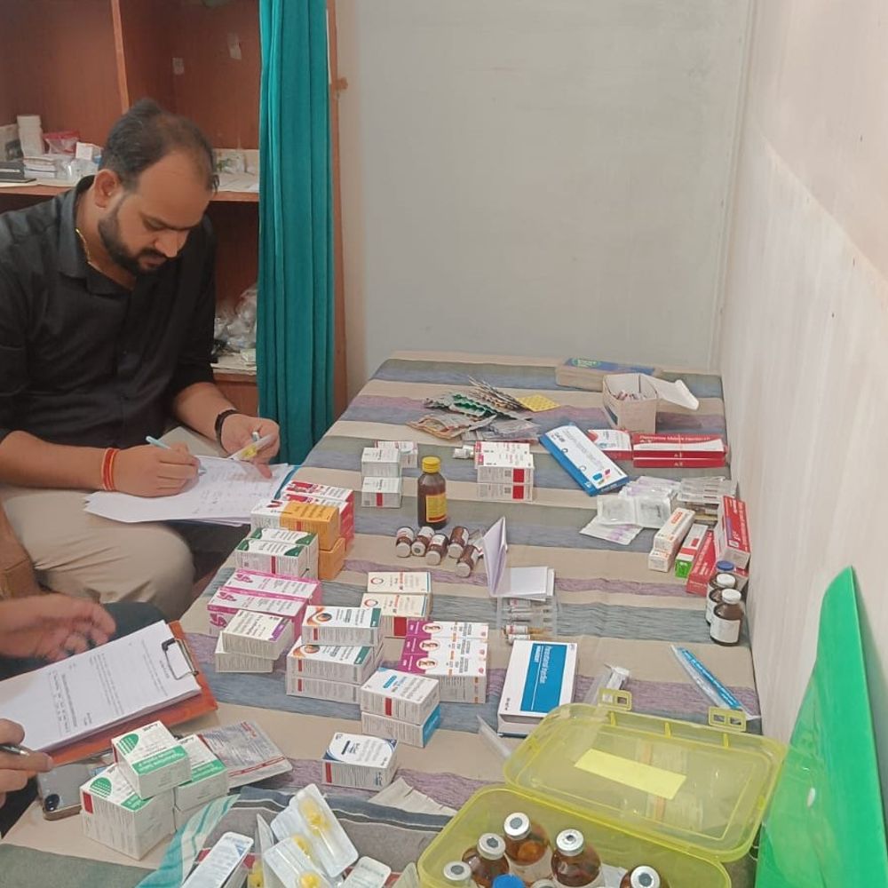 पलवल में फर्जी क्लीनिक का भंडाफोड़:स्वास्थ्य विभाग की टीम ने की छापेमारी, संचालक पर केस दर्ज कर कार्रवाई शुरू, दवाइयां जब्त
