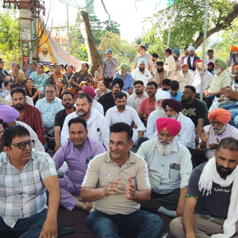 निकाय चुनाव के बाद टांडा में सियासी घमासान:'आप' के इशारे पर कांग्रेसी युवाओं को फंसाने का आरोप; थाने के बाहर धरने पर बैठे पूर्व मंत्री गिलजियां