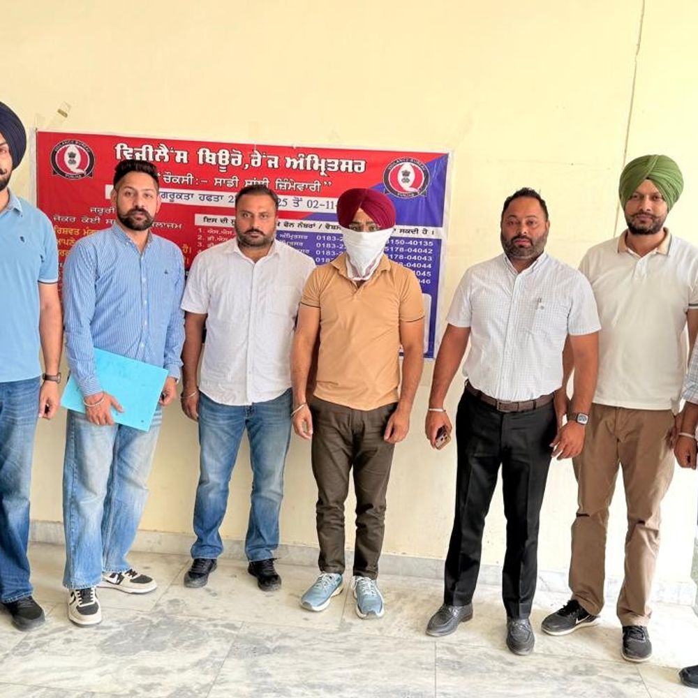 गुरदासपुर में PSPCL कर्मचारी रिश्वत लेता अरेस्ट:विजिलेंस ब्यूरो की टीम ने दबोचा; वेतन फिक्सेशन के बदले 15 हजार लेने का आरोप