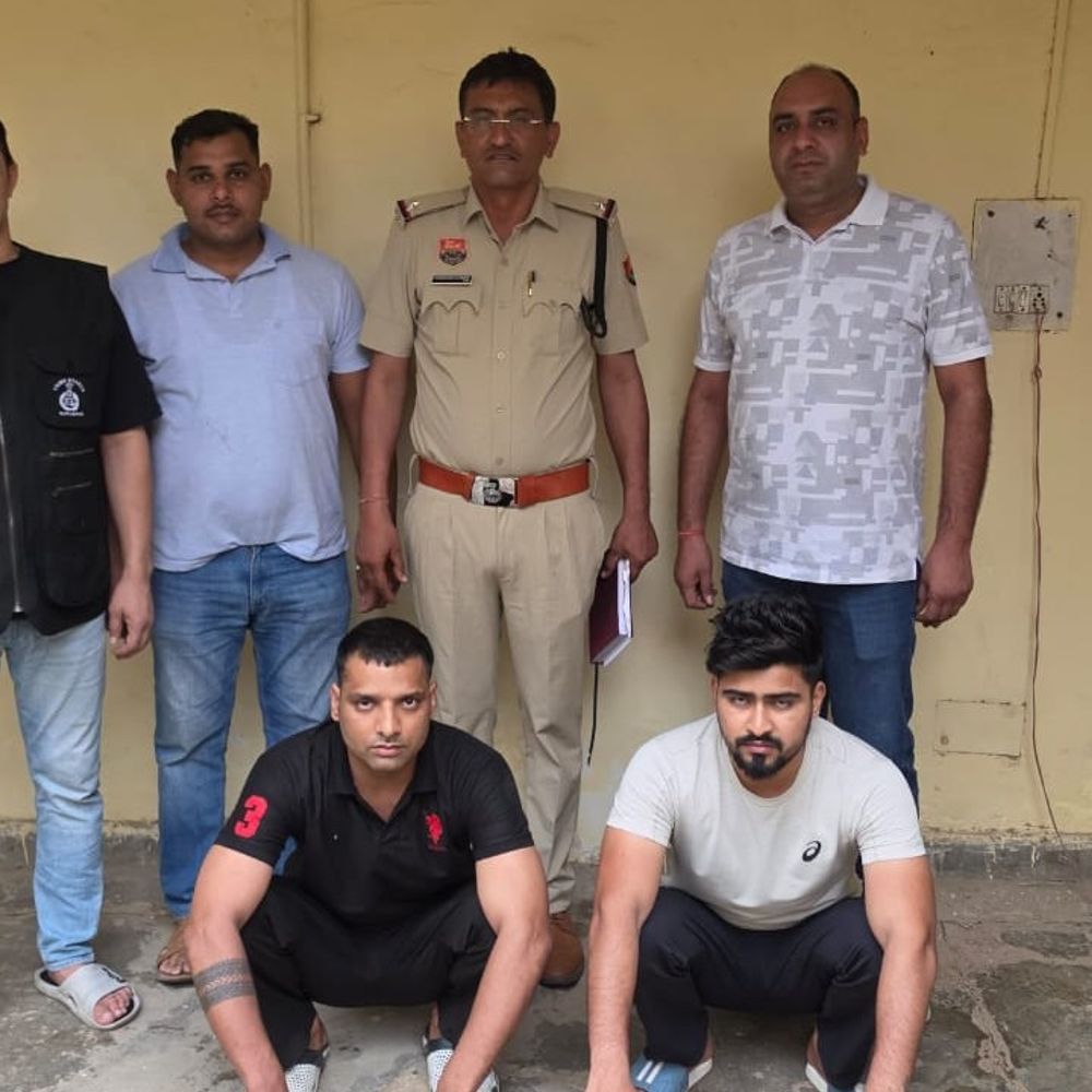 गुरुग्राम में 5 हजार के दो इनामी बदमाश गिरफ्तार:युवक का अपहरण कर लाठी-डंडों से पीटा था; गाड़ियां-हथियार बरामद