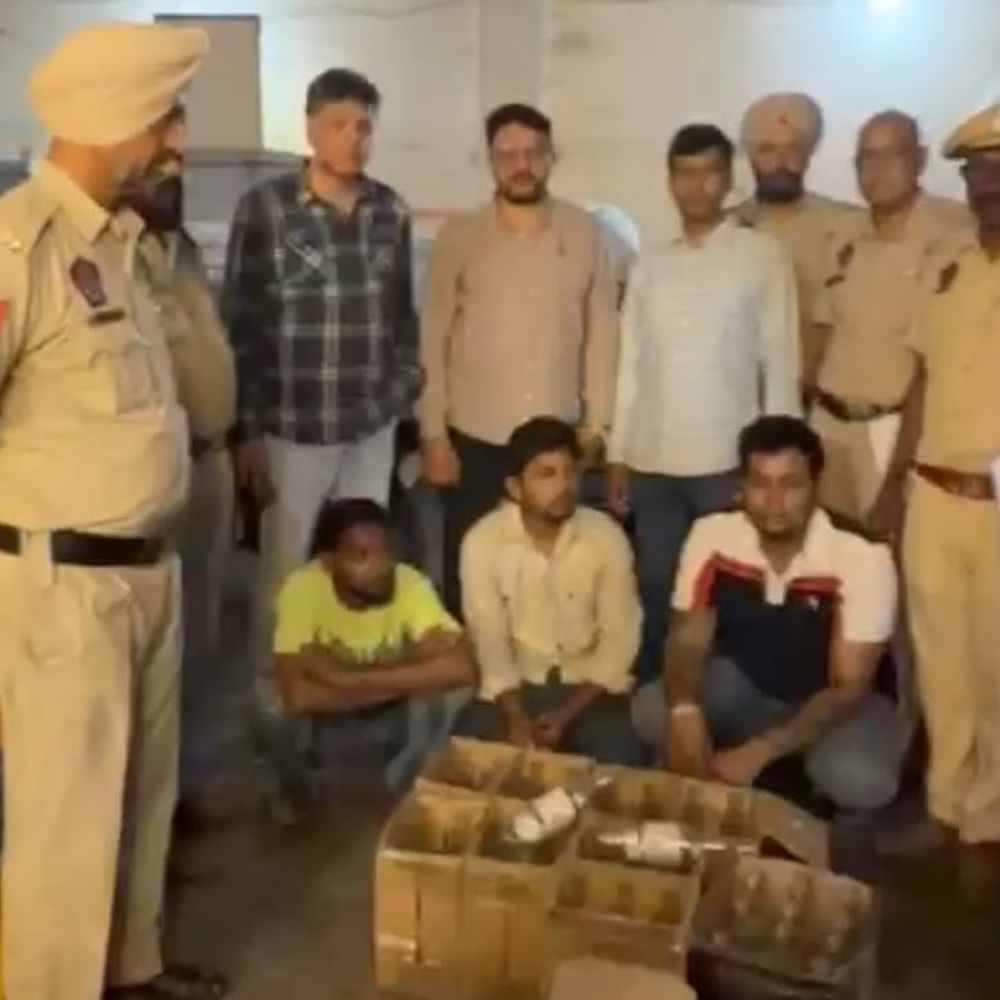 जीरकपुर में नकली शराब सप्लाई गिरोह का भंडाफोड़:3 गिरफ्तार, 53 बोतल विदेशी शराब बरामद; सस्ती शराब महंगे ब्रांड में भरकर बेचते थे