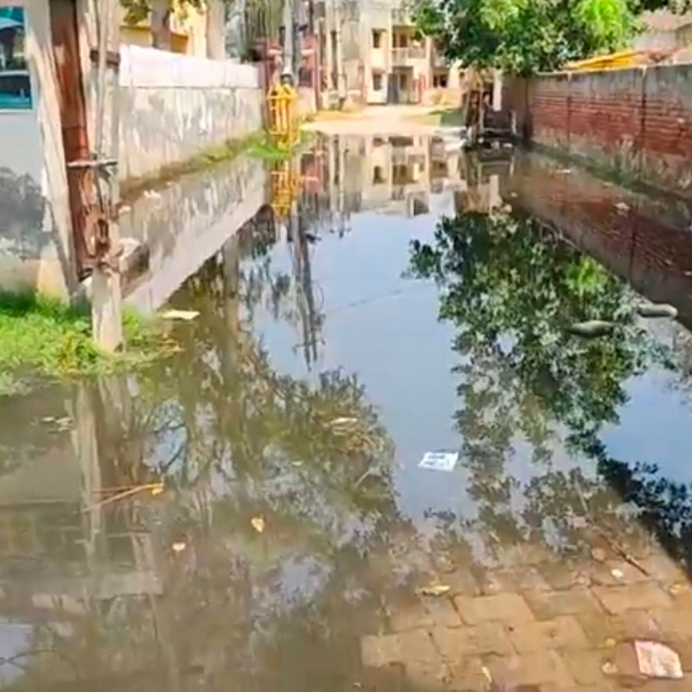 उकलाना में डाकघर के पास भरा सीवरेज का पानी:शिकायत पर नहीं हुआ समाधान, प्रशासन को दी आंदोलन की चेतावनी