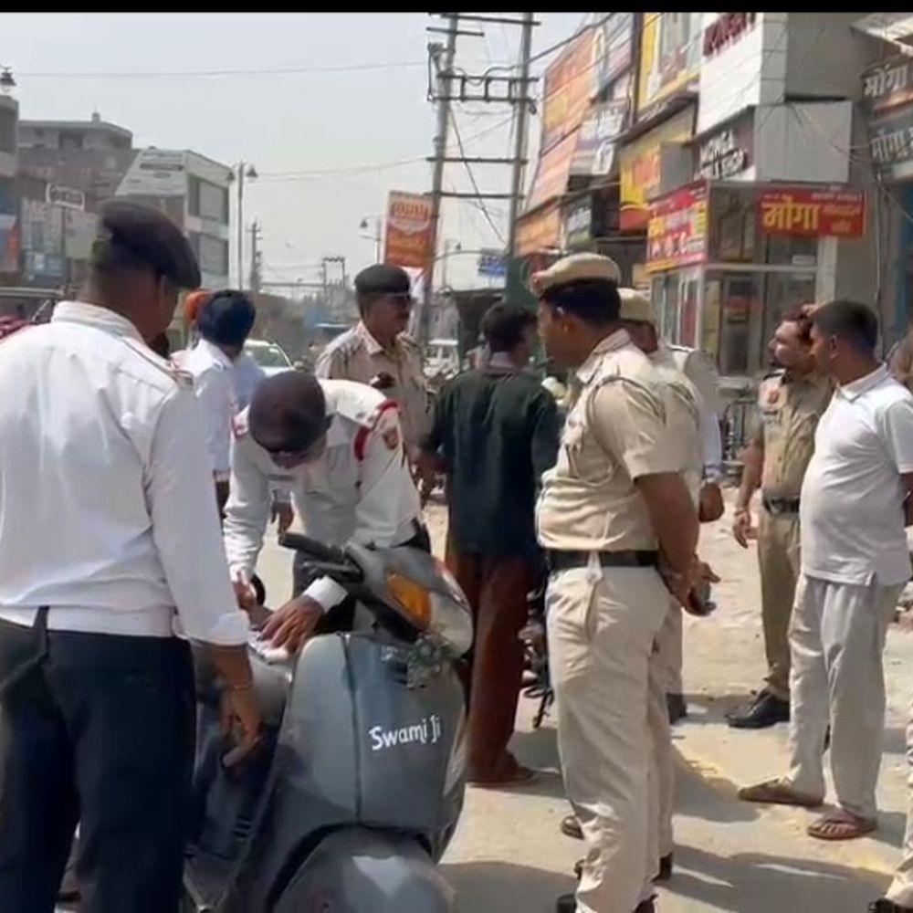 रतिया में ट्रैफिक नियमों का उल्लंघन, 20 के चालान कटे:बिना हेलमेट, नंबर प्लेट व अधूरे कागजात वाले वाहनों पर कार्रवाई
