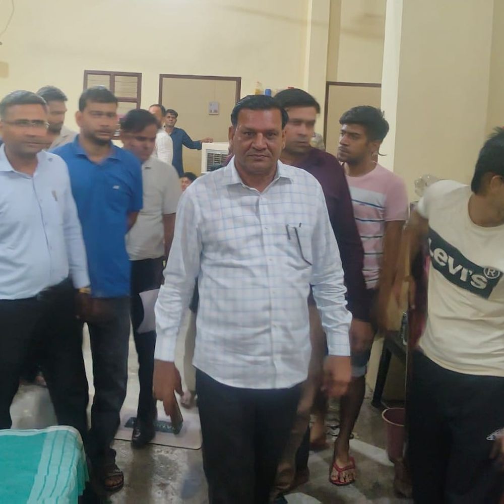 पलवल में अवैध नशा मुक्ति केंद्र पर छापा, संचालक गिरफ्तार:सीएम फ्लाईंग ने स्वास्थ्य विभाग व पुलिस के साथ मारा छापा, न लाइसेंस था न सु​विधाएं