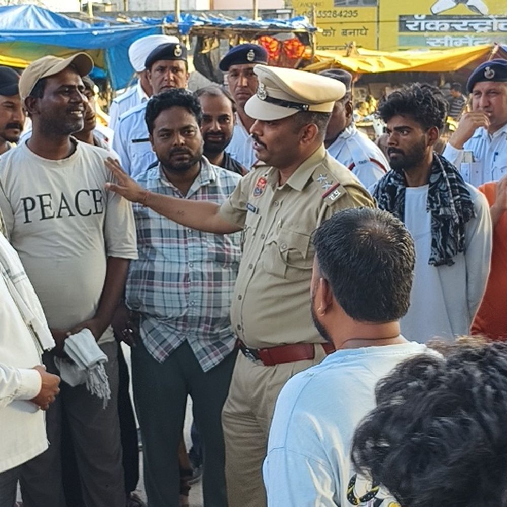 पिंजौर के बाजार में ऑटो ड्राइवरों का हंगामा:ट्रैफिक पुलिस की कार्रवाई का विरोध, अधिकारियों ने मौके पर पहुंचकर समझाया