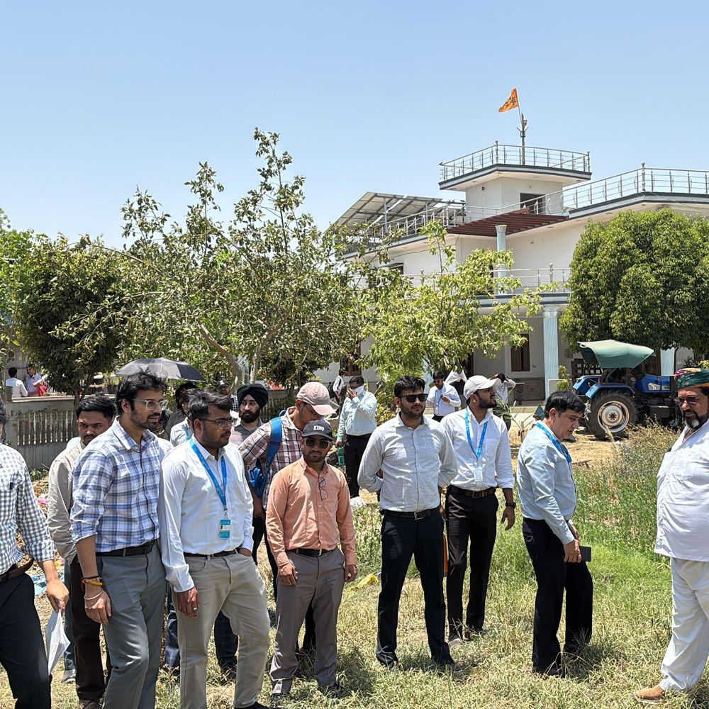 फर्रुखनगर के किसान जल संरक्षण आधारित खेती पर दें ध्यान:राव मान सिंह ने की आर्थिक सहायता देने की मांग, अधिकारियों ने लिया खेतों का जायजा