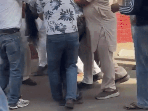 मोगा में भिड़े अकाली-AAP समर्थक, VIDEO:पोलिंग बूथ पर अभद्र टिप्पणी पर बवाल, शिअद दलजीत सिंह गोल्डी व साथियों पर केस