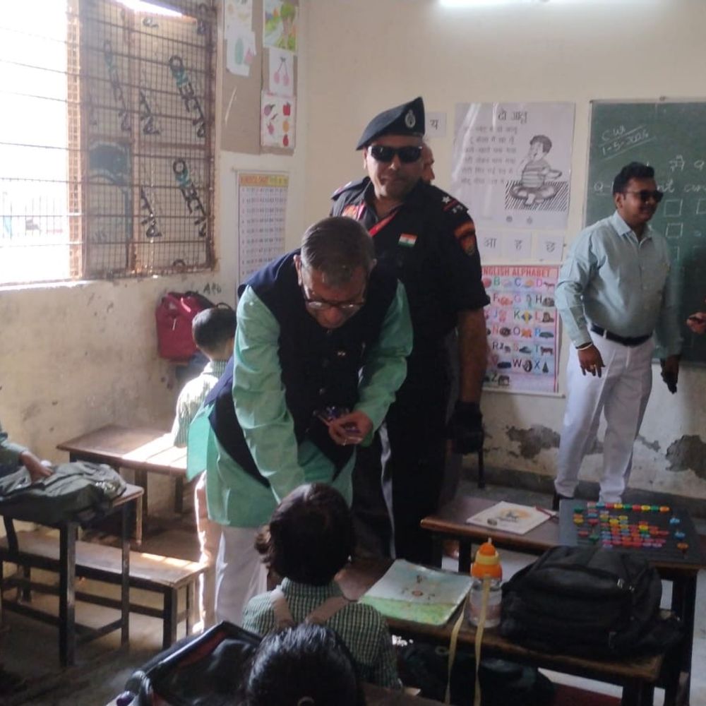 हरियाणा के राज्यपाल ने नूंह में बच्चों को बांटी चॉकलेट:सरकारी स्कूल में पाई गई कमियां, पेयजल, वॉशरूम के लिए दिए 10 लाख रुपए