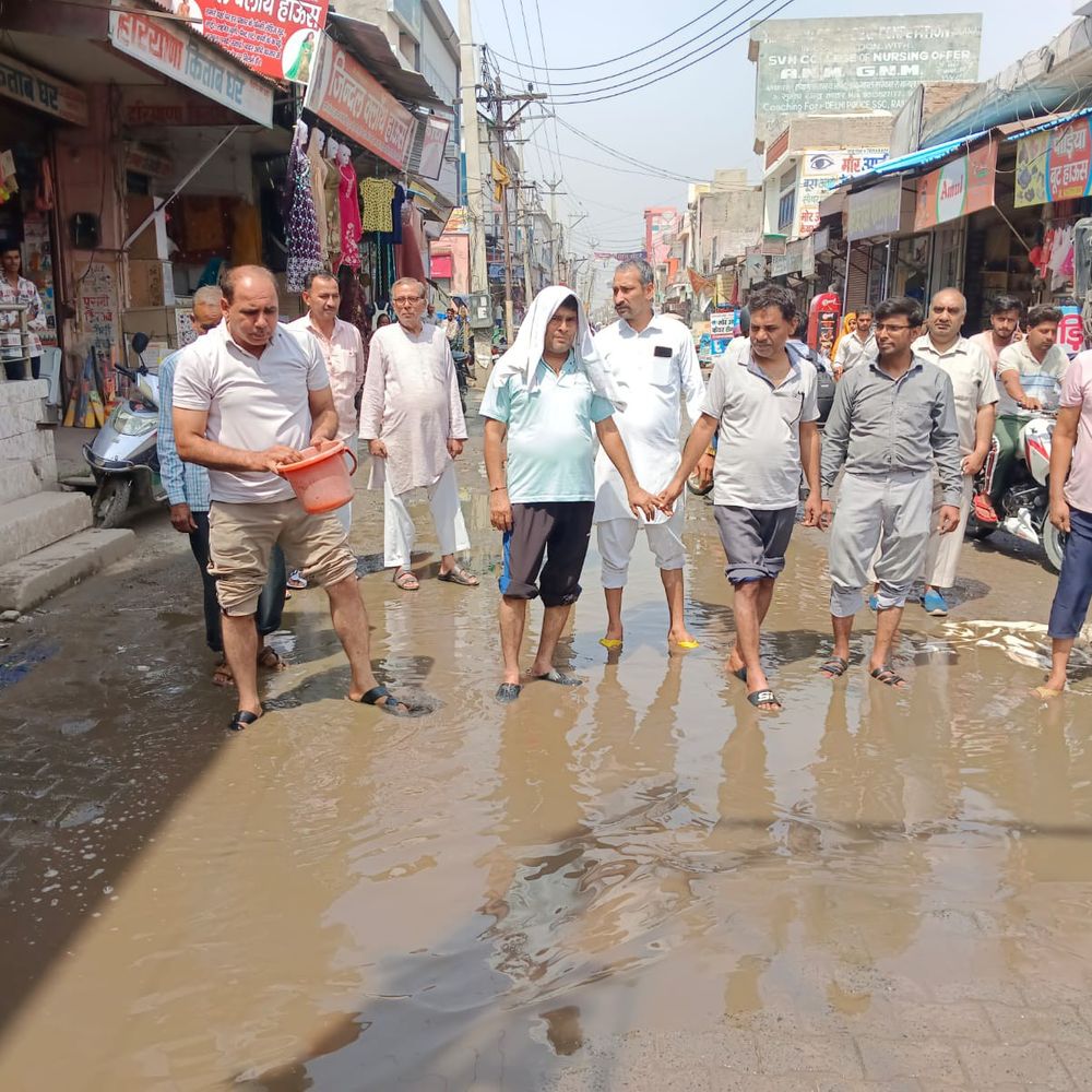 जुलाना के मेन बाजार में जलभराव, दुकानदार परेशान:विनेश फोगाट ने विधानसभा में उठा चुकी, व्यापारी बोले- पानी देखकर वापस लौट रहे ग्राहक