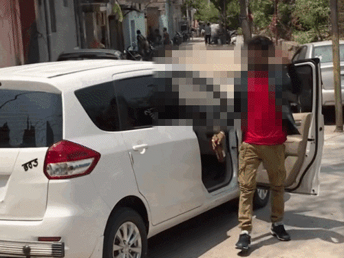 लुधियाना में बीच सड़क बीयर पीने पर कटा चालान:4 दिन पहले की वीडियो वायरल; अर्टिगा से उतर टशन दिखाने के बाद मांगी माफी