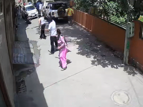 रिटायर्ड पुलिस अफसर और AAP नेता में फायरिंग,VIDEO:अमृतसर में दोनों तरफ से गोलियां चलीं, हाथापाई में पगड़ी उतरी, तलवारें लहराईं