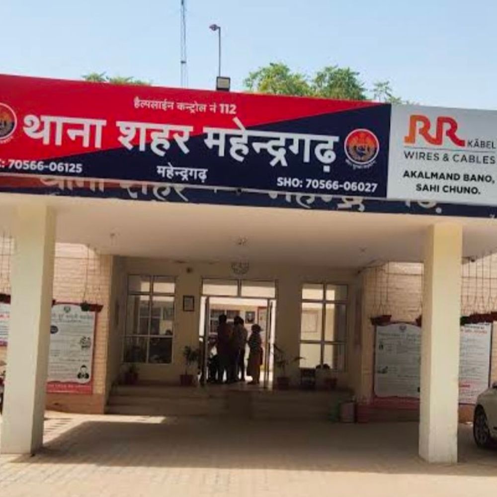 महेंद्रगढ़ में अवैध शराब पर पुलिस की कार्रवाई:अंग्रेजी शराब और 15 लीटर कच्ची लाहन बरामद, एक आरोपी गिरफ्तार; दूसरा फरार