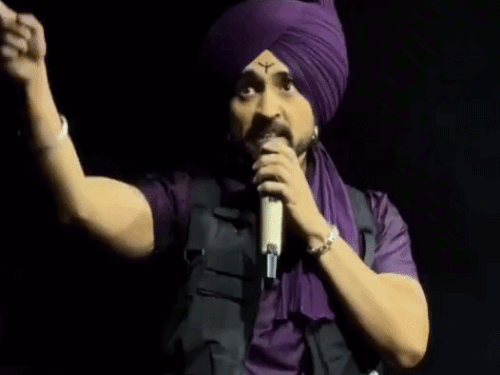 पंजाबी सिंगर दिलजीत ने खालिस्तानियों को भगाया:अमेरिका में शो के दौरान मूसेवाला स्टाइल में थापी, बोले- पोस्टर दिखाने वाले भाग जाओ, उठाकर बाहर मारूंगा
