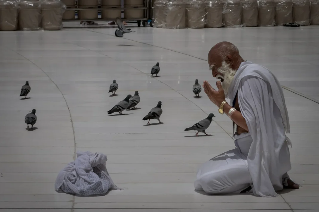 Muslims begin the annual Hajj in sweltering heat against a backdrop of war concerns