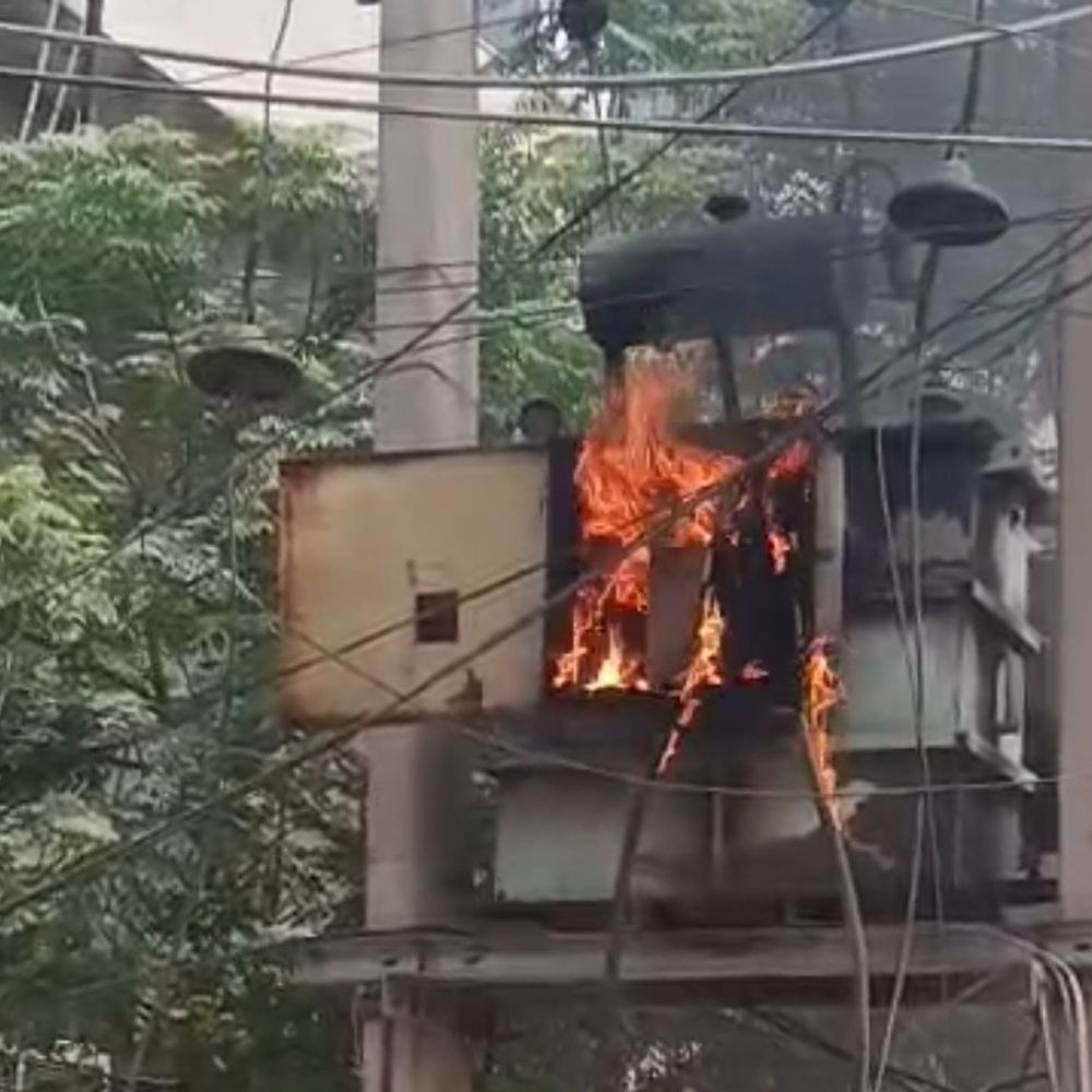 फरीदाबाद में ट्रांसफार्मर में लगी आग:फोन करने पर भी नहीं पहुंची फायर ब्रिगेड, दुकानदारों ने फायर सिलेंडर से बुझाई
