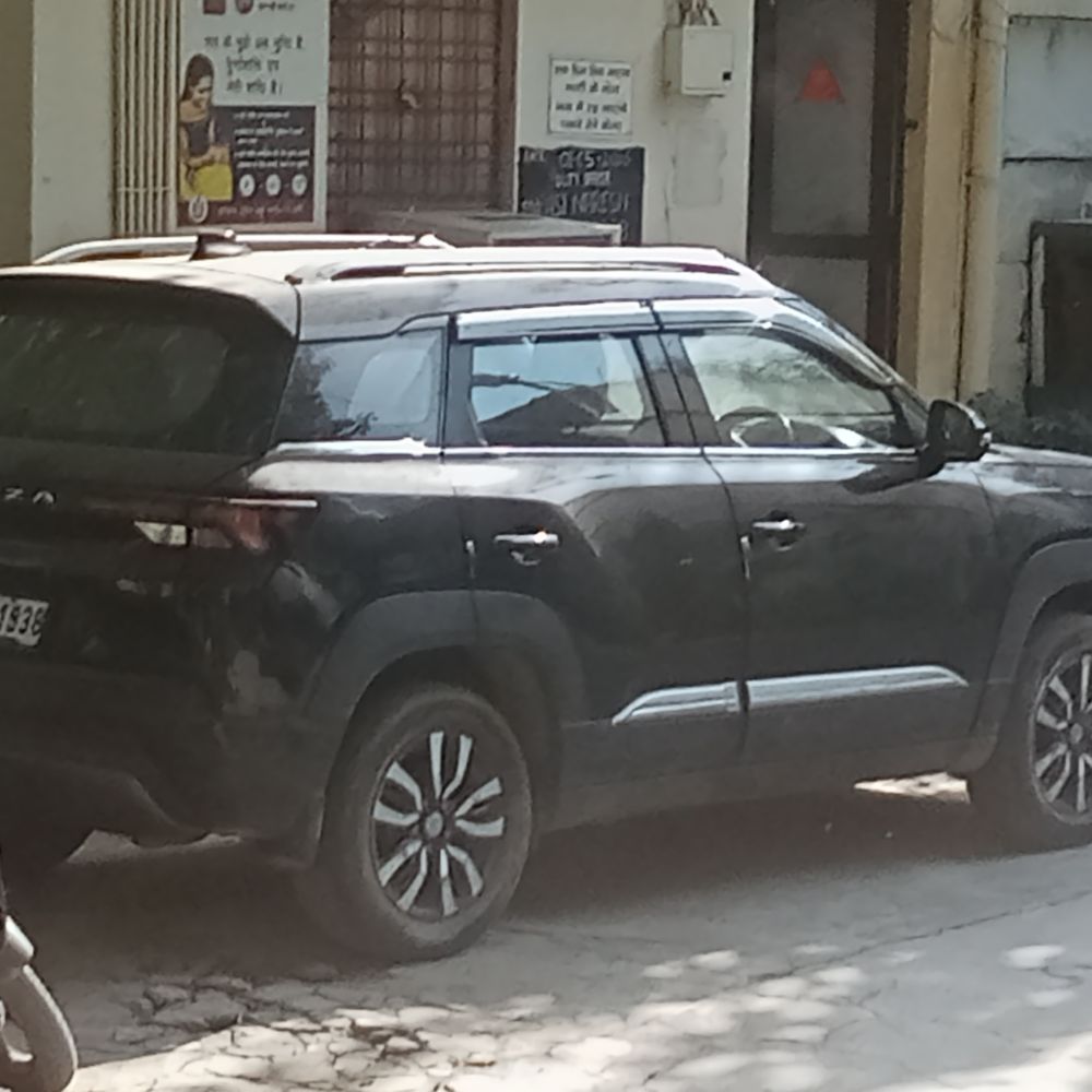 गुरुग्राम में VIP काफिले में घुसी ब्रेजा कार:सरकारी गाड़ी को मारी टक्कर, पुलिस ने मौके पर पकड़ा, नशे में था ड्राइवर
