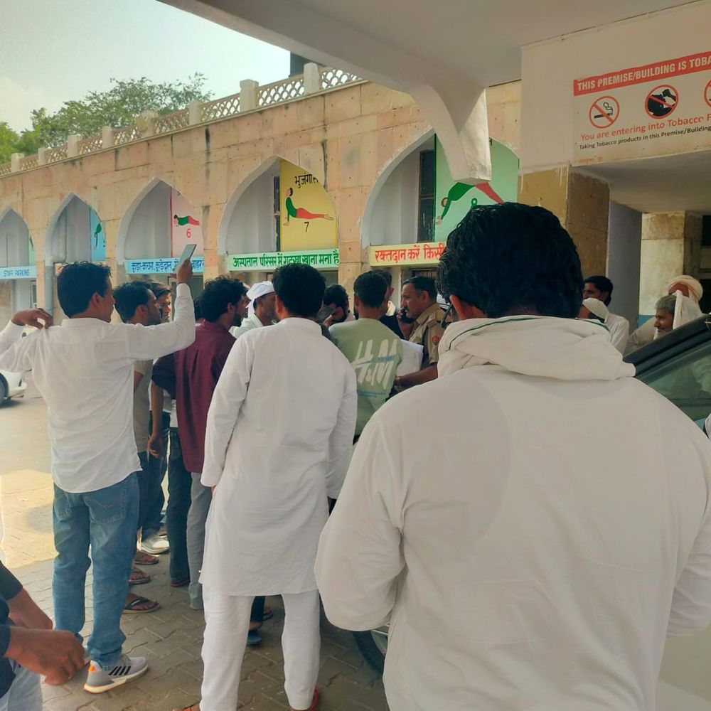 नूंह के अस्पताल में बच्चे की मौत, परिजनों का हंगामा:डॉक्टरों पर लगाया लापरवाही का आरोप, एसएमओ बोले- पहले ही थम चुकी थी सांस