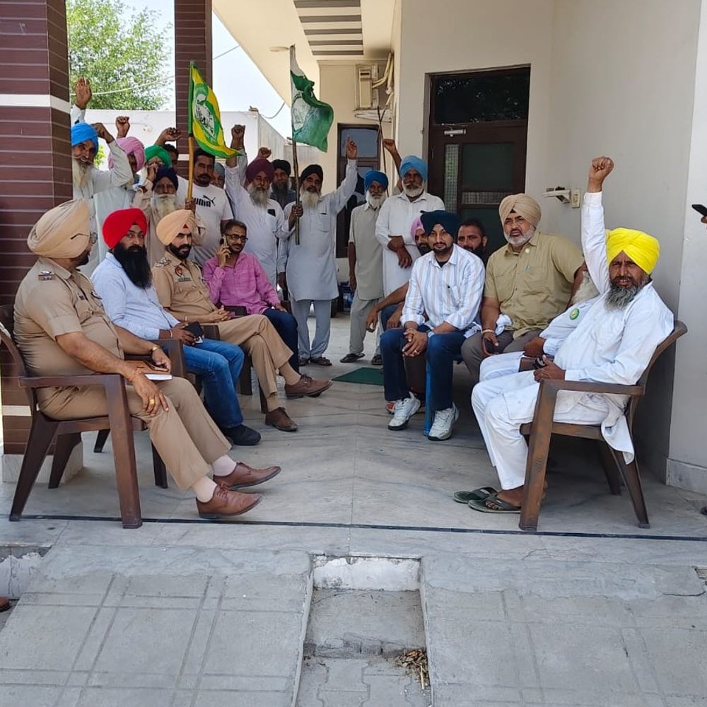 किसान यूनियनों ने कृषि विभाग की टीम को घेरा:बरनाला में नाड़ जलाने पर पहुंचे अफसर; कानूनी कार्रवाई नहीं करने का दिया आश्वासन