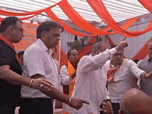पंचकूला BJP मेयर प्रत्याशी की सभा में हंगामा, VIDEO वायरल:पार्षद कैंडिडेट बिन बुलाए आने पर नाराजगी, विरोध देख निकले पार्षद प्रत्याशी