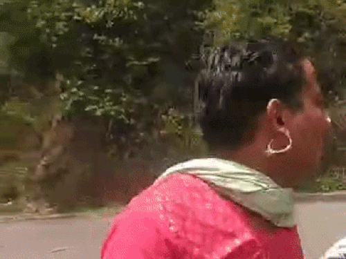 पंचकूला में बहरुपिए को बच्चा चोर समझ पीटा, VIDEO:जाते समय लात मारकर बाइक गिराई, पुलिस बोली-दोनों पक्ष में हो गया समझौता