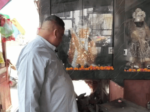 लुधियाना के खाटू श्याम मंदिर की चोरों ने तोड़ी दीवार:दरवाजे को किया क्षतिग्रस्त; दुकान के बाहर रखा सामान जलाया; वारदात CCTV में कैद