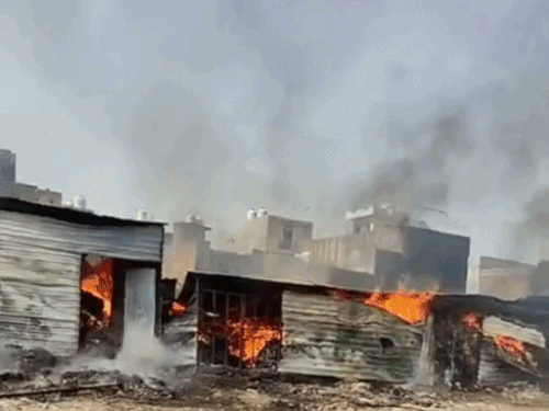 फरीदाबाद के पल्ला में कपड़ों के कारखाने में आग लगी:4 घंटे में फायर ब्रिगेड़ ने काबू पाया,पार्किंग में खड़ी कार जली