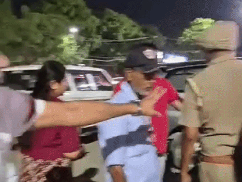 लुधियाना में VIP मूवमेंट के बीच बुजुर्ग का हंगामा:बोला- पैर में रॉड पड़ी, पैदल नहीं चल सकता, पुलिस कह रही- पहले DC साहिब निकलेंगे