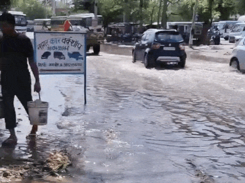 लोहारू में हाईवे पर हुआ जलभराव:ऑटो मार्केट में कारोबार ठप, ITI-बस स्टैंड जाने वालों की बढ़ी मुश्किलें; दुकानदार बोले-बीमारियों का खतरा बढ़ा