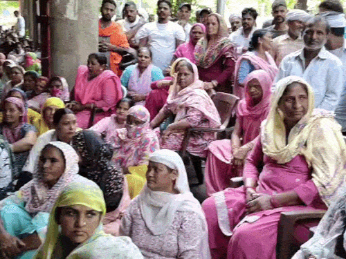 चंडीगढ़-लायंस कंपनी के खिलाफ सफाई कर्मियों का प्रदर्शन:बोले-10 साल से कई मांगें लंबित; पार्षद कर चुके कंपनी का समर्थन