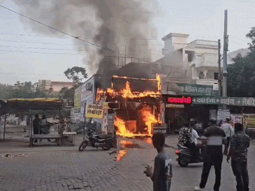 फतेहाबाद में मेडिकल स्टोर में लगी आग:अंदर पिता और दिव्यांग बेटी थी, बाल-बाल बचे; वेल्डिंग की चिंगारी से फैली