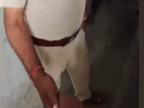 मोहाली में ट्रैफिक पुलिस के रिश्वत लेने का VIDEO:बूथ के बाहर पैसे लेते दिखा ASI, चालान न काटने और फोटो डिलीट करने की बात