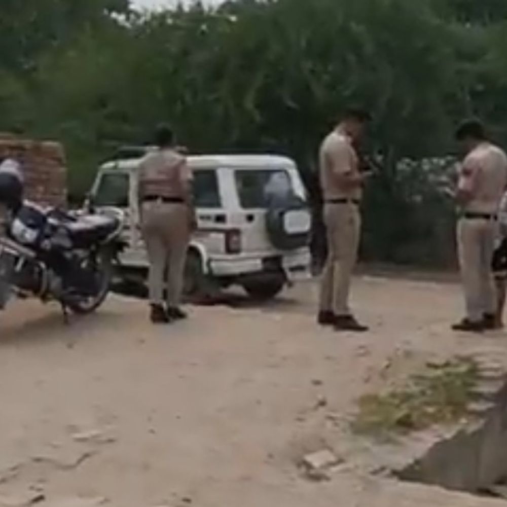 फरीदाबाद में भैंस काटने पर पुलिस की रेड:भारी मात्रा में मांस बरामद, सैंपल लेकर लैब भेजे, आधा दर्जन लोग हिरासत में लिए