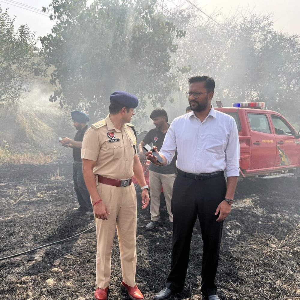 कपूरथला में DC-SSP ने जलती पराली बुझवाई:डीसी बोले- मशीनों का करें उपयोग, SSP ने दी चेतावनी- नियम तोड़े तो होगी एफआईआर