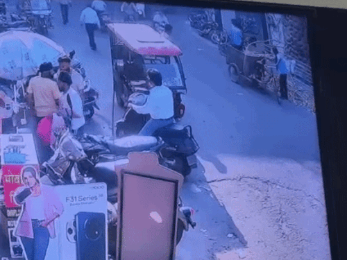 लुधियाना में श्रीगंगानगर के कपड़ा कारोबारी से लूट:CCTV फुटेज आया सामने, शोर सुनकर लोगों ने पीछा किया लेकिन आरोपी फरार