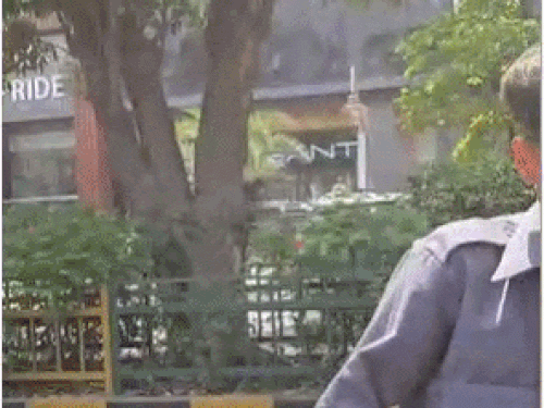 इनोसेंट हार्ट की बस ड्राइवर ने रांग साइड दौड़ाई:बच्चों से भरी थी स्कूल बस, कूल रोड की घटना, बच्चे चिल्लाए को लोगों ने रोका