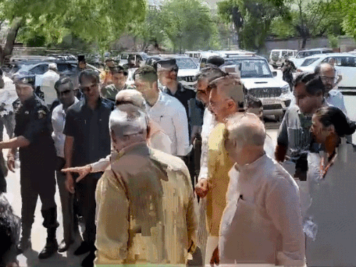 करनाल पहुंचे केंद्रीय मंत्री मनोहर लाल:पंचायत भवन में सरपंचों के साथ बैठक; 40 गांवों को मॉडल बनाने पर चर्चा