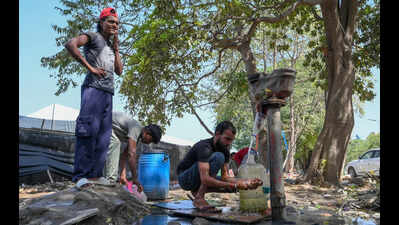 Mercury stays down, rain likely on Sunday and Monday | Delhi News