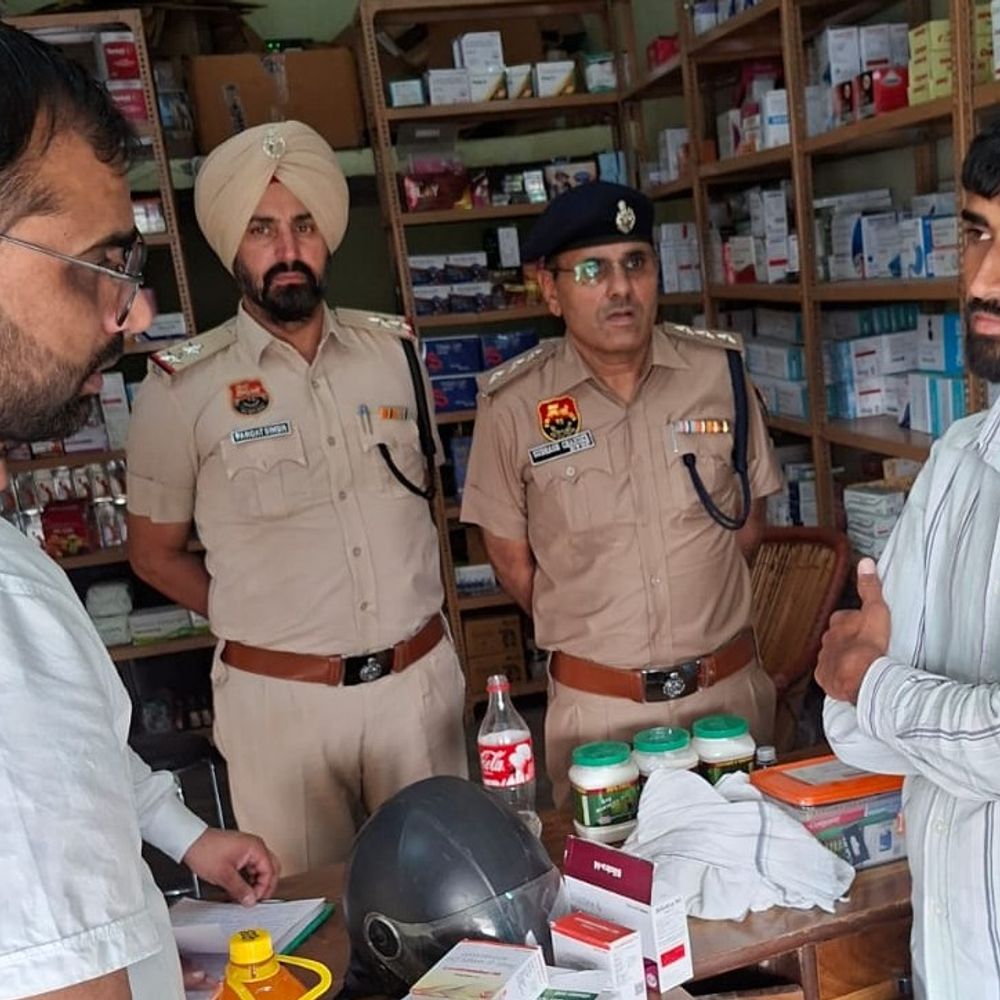 सिरसा ऐलनाबाद में मेडिकल स्टोरों पर छापेमारी:ड्रग इंस्पेक्टर-DSP की टीम ने खंगाला दवा सहित सेल-परचेज रिकॉर्ड, अनियमिताएं मिलने पर चेतावनी
