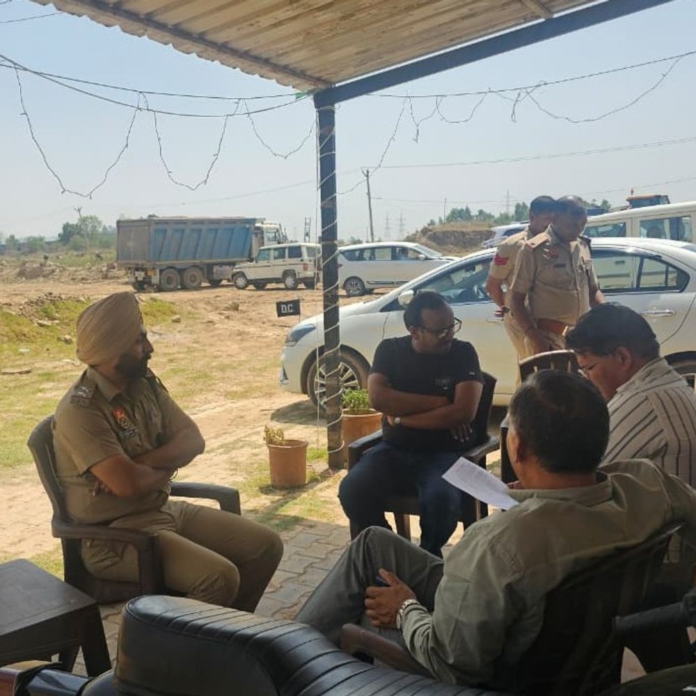 पंचकूलों में ट्रकों का पीछा कर खनन-साइट पहुंचे DC:अवैध खनन होते पकड़ा, 5 ट्रकों के चालान करवाए, मौके पर बुलाई टॉस्क फोर्स
