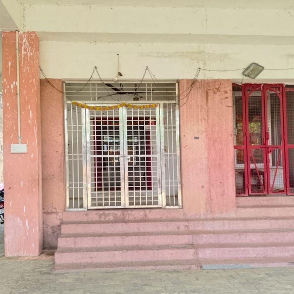 नारनौल के दो मंदिरों से हजारों की चोरी:दिनदहाड़े दिया वारदात को अंजाम, नकदी से भरा दानपात्र, घंटा और अन्य सामान ले गए