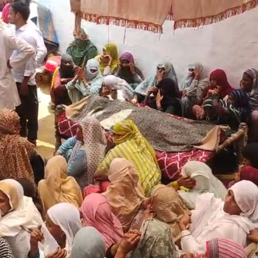 नूंह में महिला ने फांसी लगाकर सुसाइड किया:खेल कर लौटे बच्चों ने मां को फंदे पर लटका देखा; प्रेम-प्रसंग की आशंका