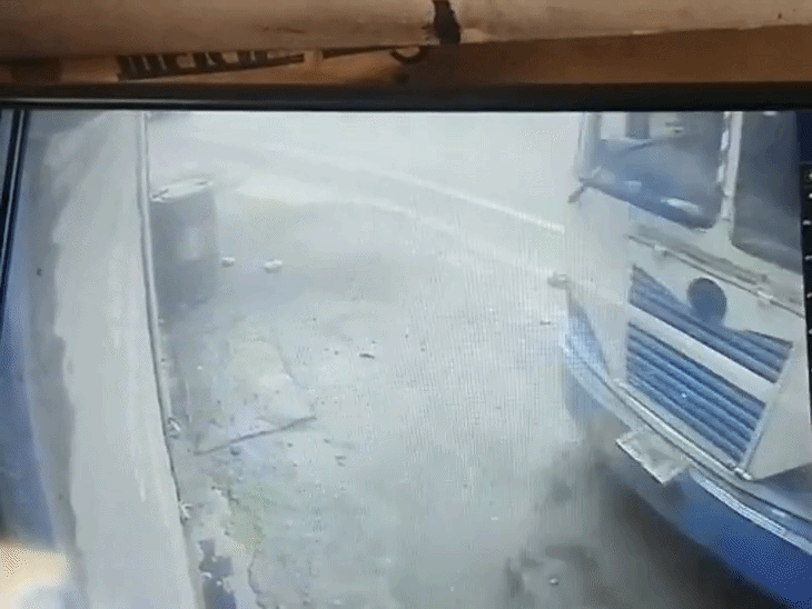 पठानकोट में बेकाबू हरियाणा रोडवेज की बस दुकानों में घुसी:VIDEO : जम्मू-अमृतसर राष्ट्रीय राजमार्ग पर हादसा, ड्राइवर को लगी झपकी, 2 दुकानों को भारी नुक्सान, यात्री घायल