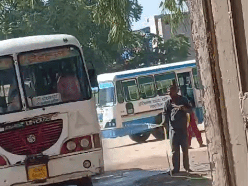 महेंद्रगढ़ में सरकारी नल से प्राइवेट बस की धुलाई, VIDEO:वीडियो वायरल होने पर मचा बवाल, पीने के पानी से वाशिंग पर कर्मचारी संगठनों का विरोध