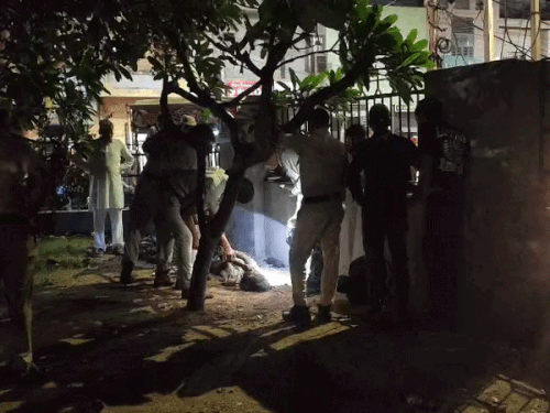 भिवानी में पार्क के बाहर पड़ा मिला युवक का शव:नाक से निकल रहा था खून, पहचान के प्रयास में जुटी पुलिस